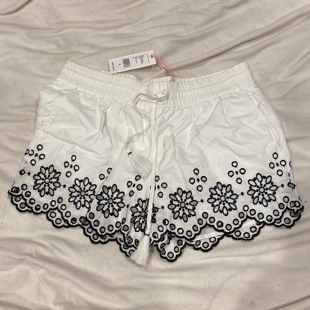 Vineyard Vines embroidered white cotton scallop hem pull on shorts